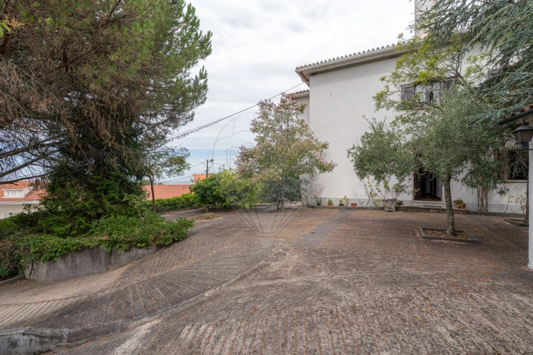 Moradia T5 para Venda em Santo Antonio dos Olivais Foto 4