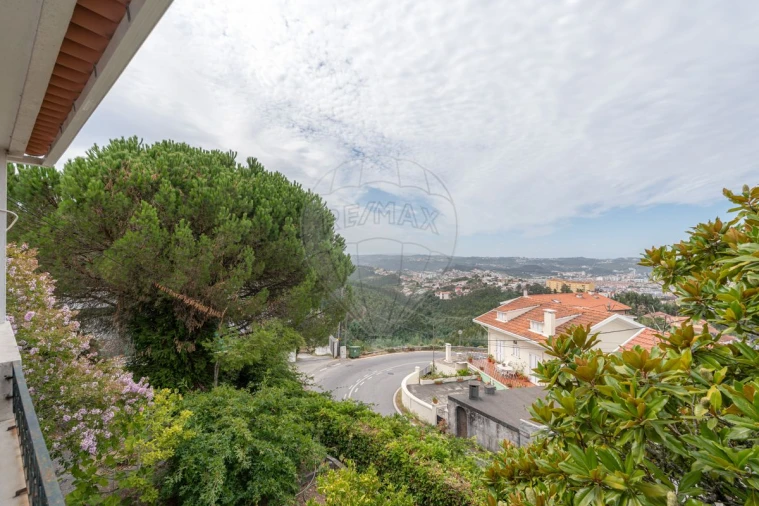 Moradia T5 para Venda em Santo Antonio dos Olivais Foto 9