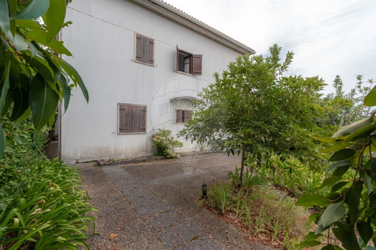 Moradia T5 para Venda em Santo Antonio dos Olivais Foto 11