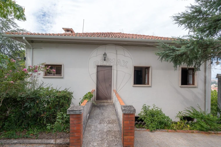 Moradia T5 para Venda em Santo Antonio dos Olivais Foto 42