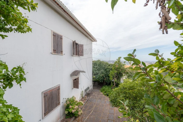 Moradia T5 para Venda em Santo Antonio dos Olivais Foto 44