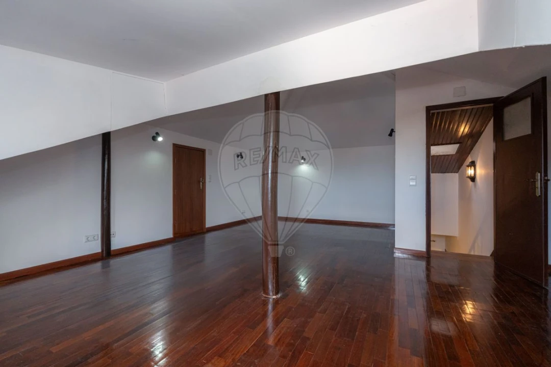 Moradia T5 para Venda em Santo Antonio dos Olivais Foto 30