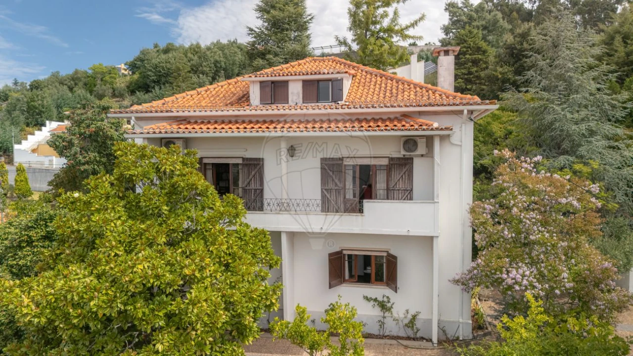 Moradia T5 para Venda em Santo Antonio dos Olivais Foto 43