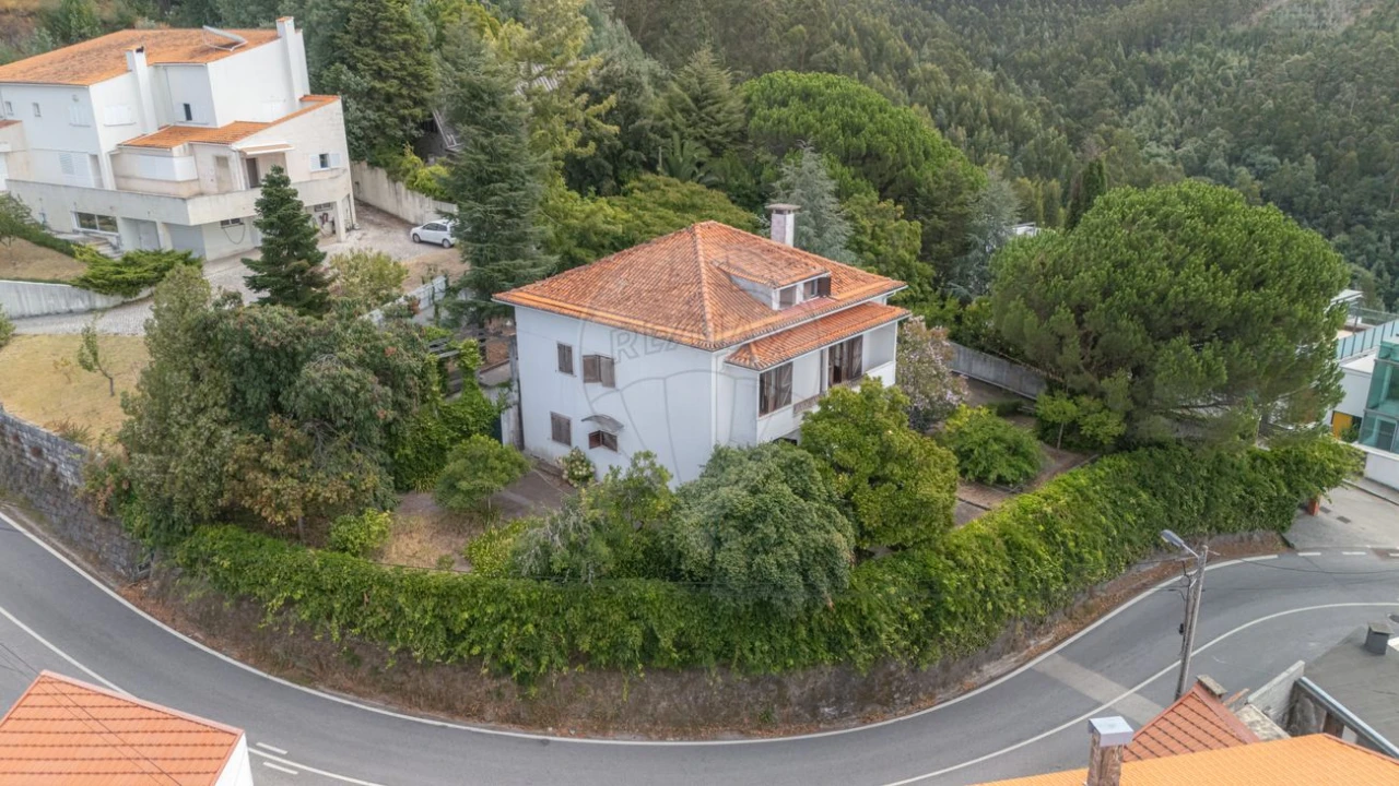 Moradia T5 para Venda em Santo Antonio dos Olivais Foto 34