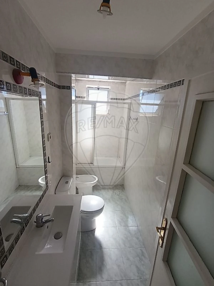 Apartamento T4 para Arrendamento em Sé Nova, Santa Cruz, Almedina e São Bartolomeu Foto 9