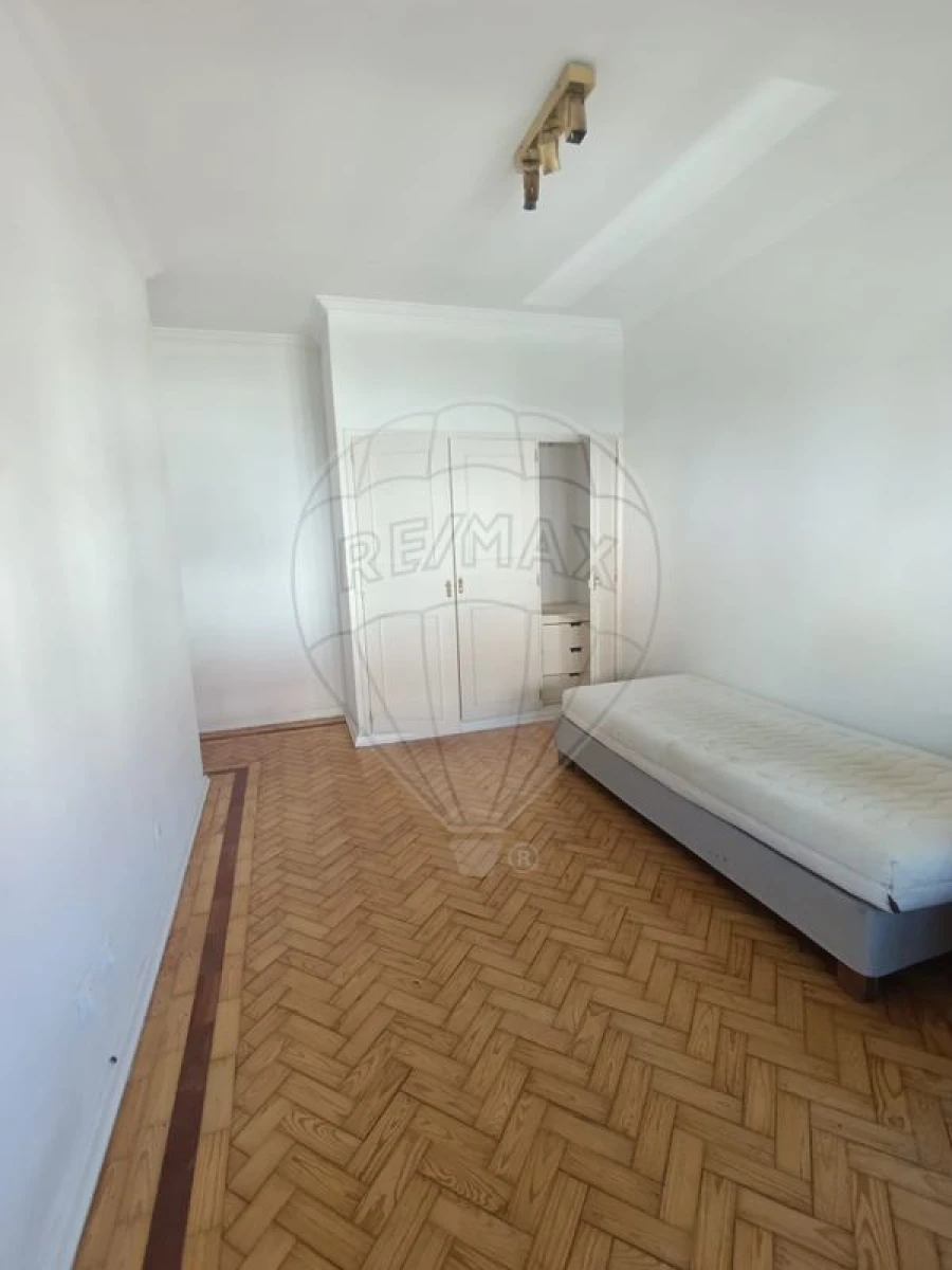 Apartamento T4 para Arrendamento em Sé Nova, Santa Cruz, Almedina e São Bartolomeu Foto 13