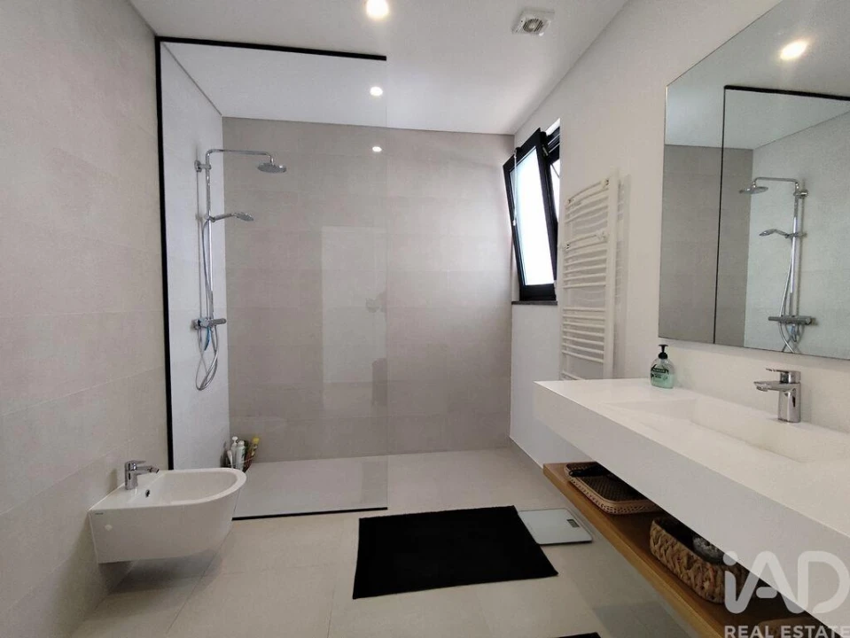 Moradia T4 para Venda em Cela Foto 14