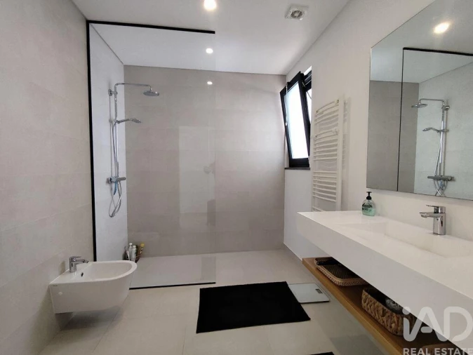 Moradia T4 para Venda em Cela Foto 14