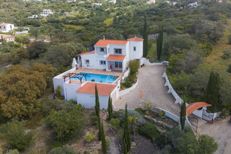 Moradia T4 para Venda em Santa Barbara de Nexe Foto 27