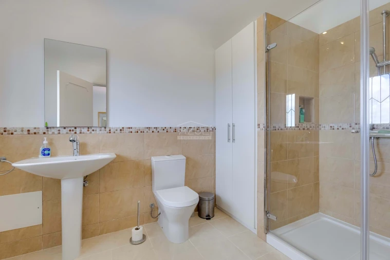 Moradia T4 para Venda em Santa Barbara de Nexe Foto 19