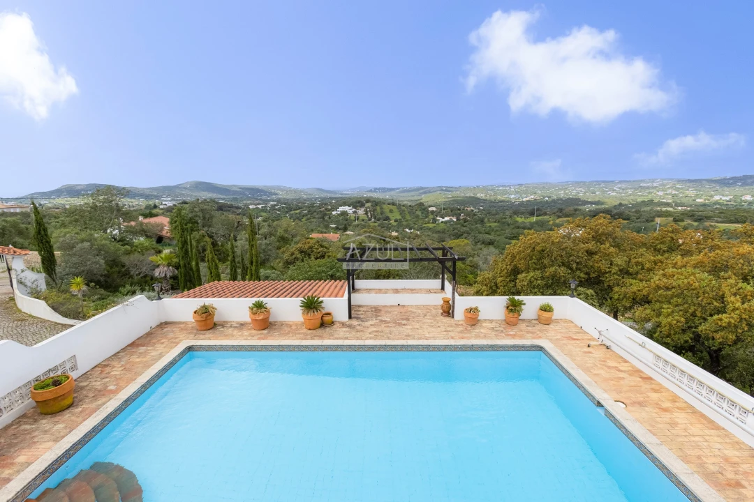 Moradia T4 para Venda em Santa Barbara de Nexe Foto 2