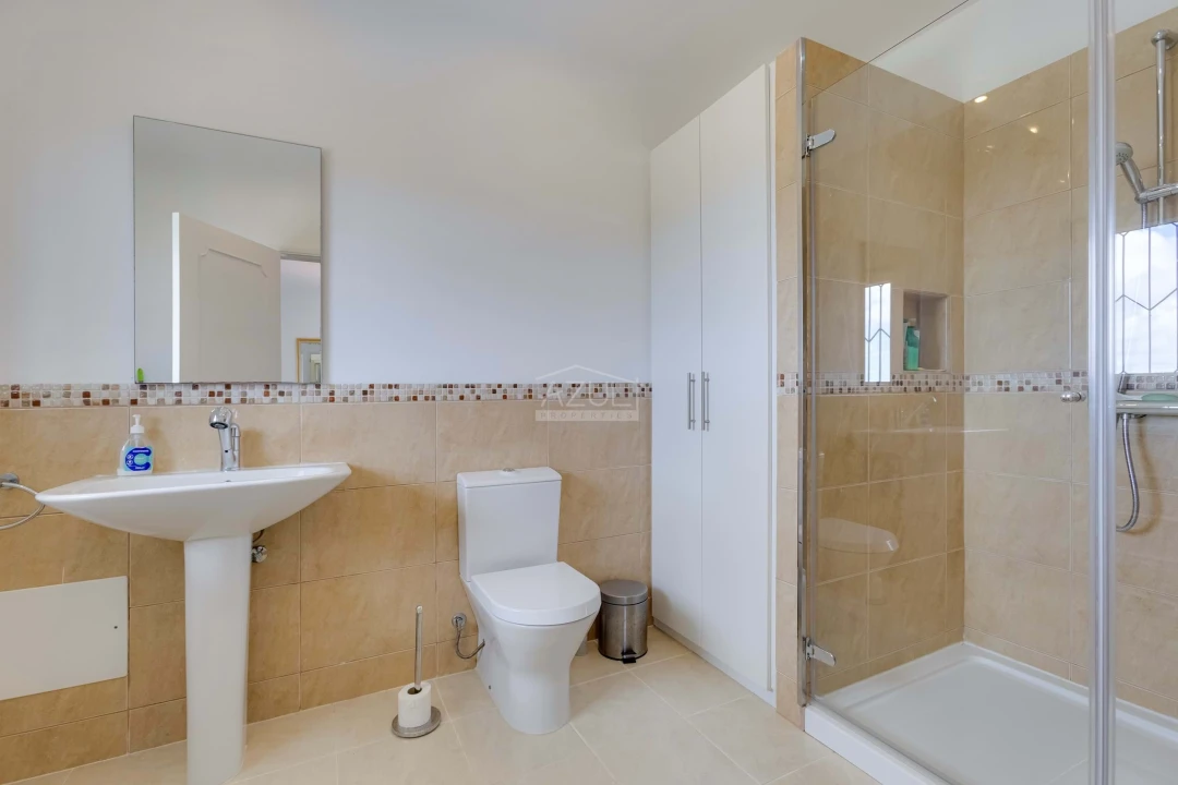 Moradia T4 para Venda em Santa Barbara de Nexe Foto 19