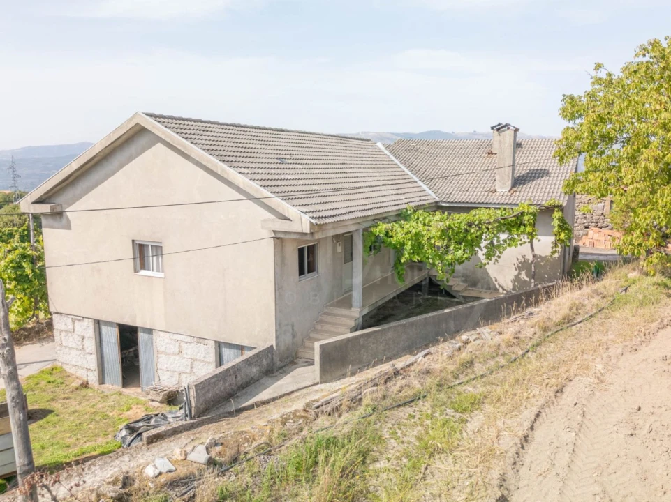 Moradia T4 para Venda em Salvador e Santo Aleixo de Além-Tâmega Foto 1