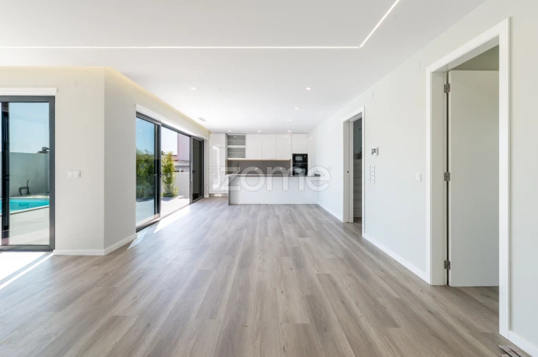 Moradia T4 para Venda em Barcarena Foto 8