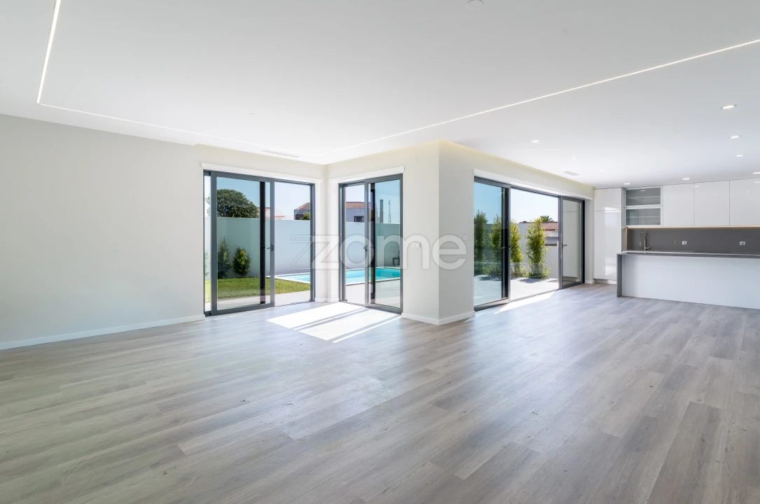 Moradia T4 para Venda em Barcarena Foto 5