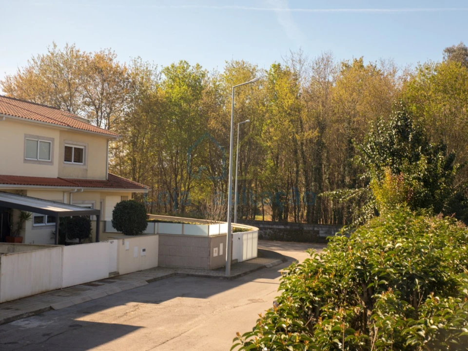 Terreno Comércio / Armazém para Venda em Merelim (São Paio), Panoias e Parada de Tibães Foto 21