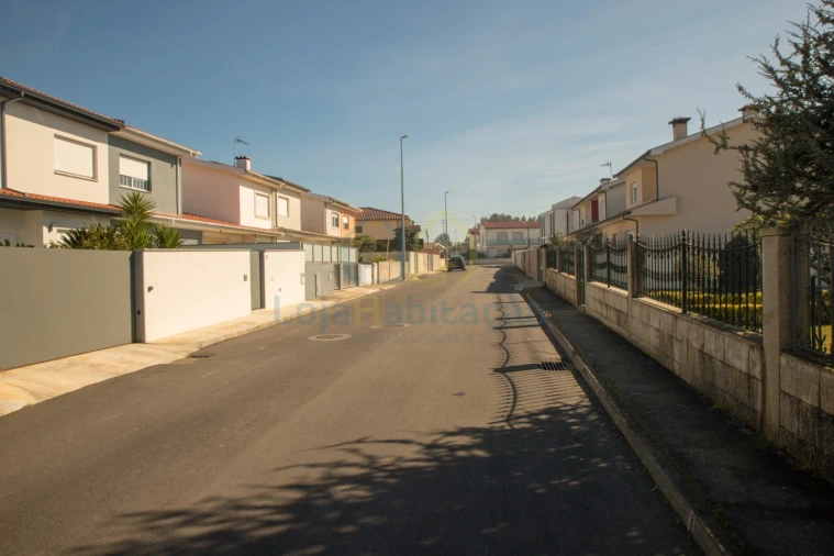 Terreno Comércio / Armazém para Venda em Merelim (São Paio), Panoias e Parada de Tibães Foto 14
