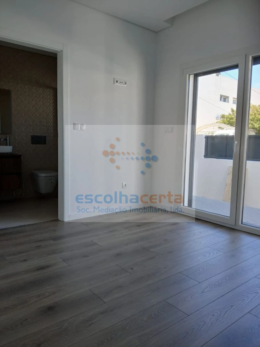 Moradia T4 para Venda em Fernao Ferro Foto 32