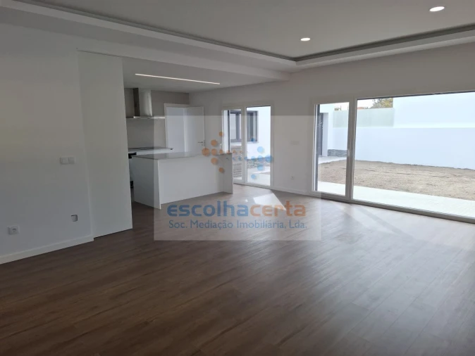 Moradia T4 para Venda em Fernao Ferro Foto 3