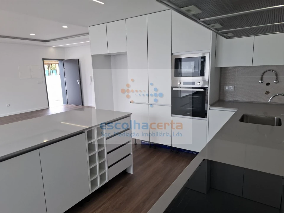 Moradia T4 para Venda em Fernao Ferro Foto 1