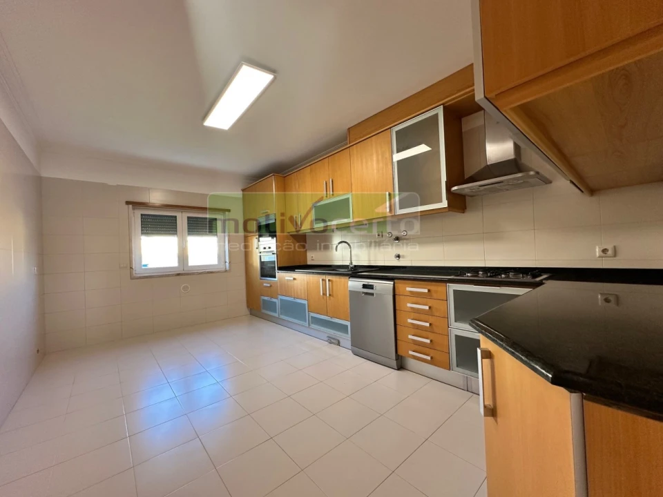 Moradia T4 para Arrendamento em São Domingos de Rana Foto 4