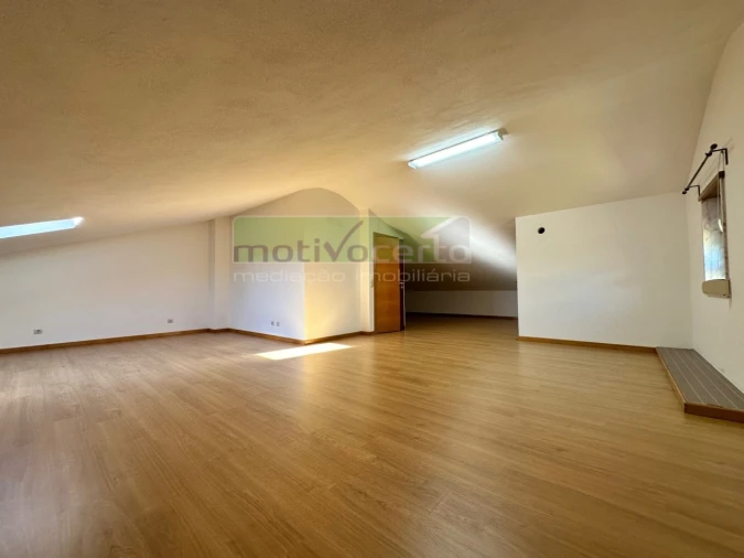 Moradia T4 para Arrendamento em São Domingos de Rana Foto 23