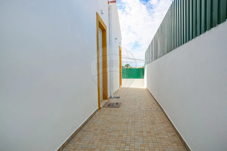 Moradia T2 para Venda em Almoster Foto 18