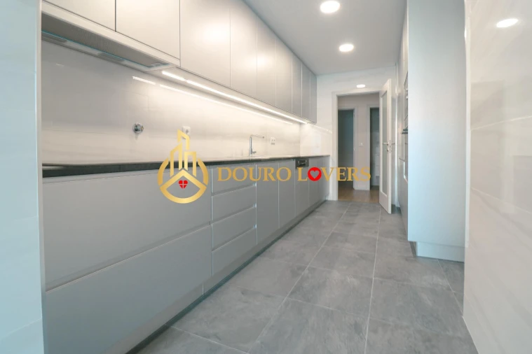 Apartamento T3 para Venda em Cedofeita, Santo Ildefonso, Sé, Miragaia, São Nicolau e Vitória Foto 8