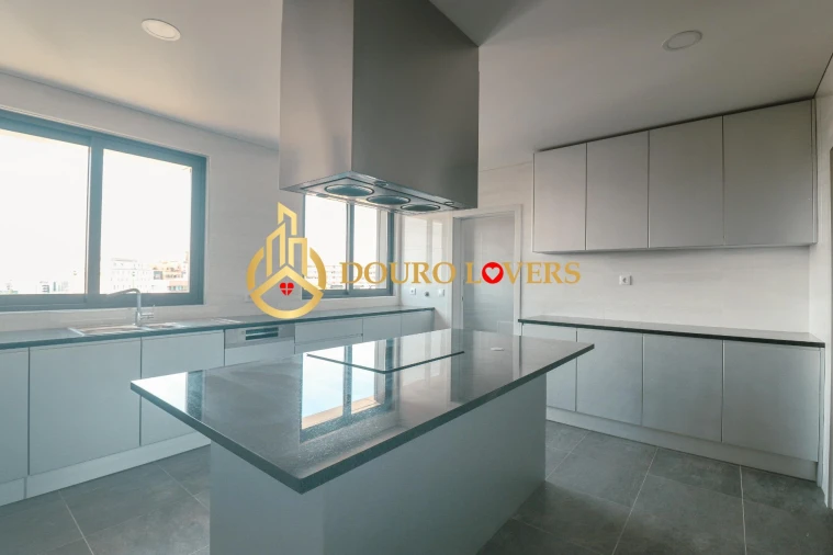 Apartamento T4 para Venda em Cedofeita, Santo Ildefonso, Sé, Miragaia, São Nicolau e Vitória Foto 3