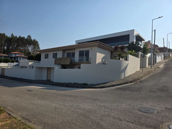 Moradia T6 para Venda em Escapães Foto 1