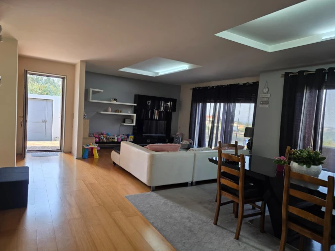 Moradia T6 para Venda em Escapães Foto 3