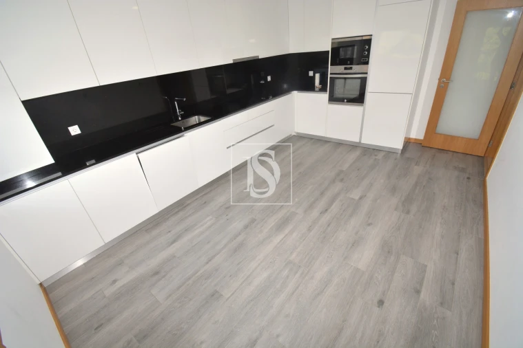 Apartamento T3 para Venda em Sé, Santa Maria e Meixedo Foto 2