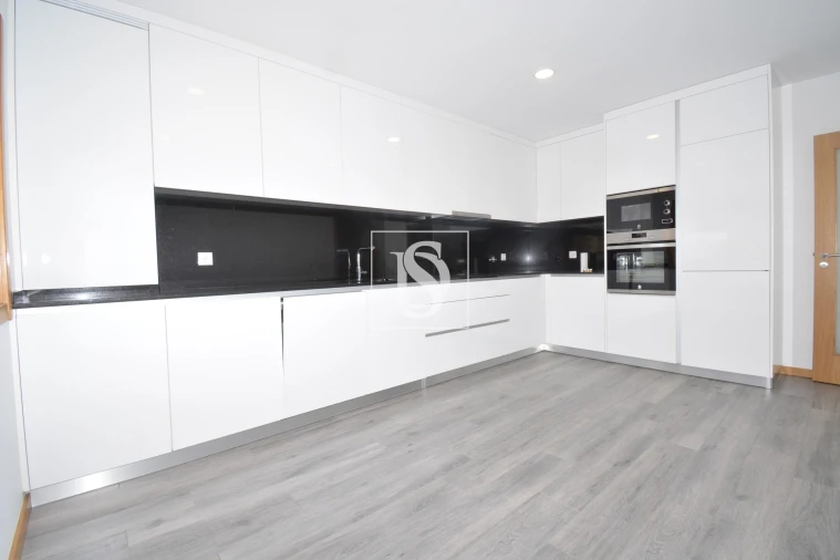 Apartamento T3 para Venda em Sé, Santa Maria e Meixedo