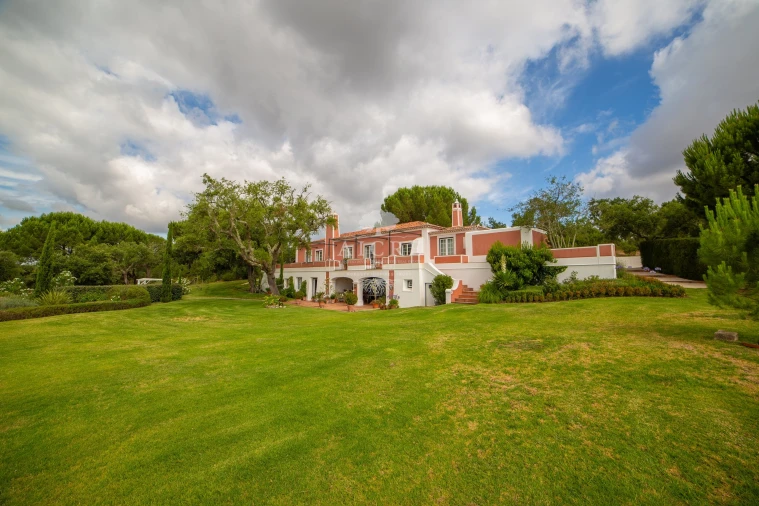 Moradia T5 para Venda em Santo Estêvão