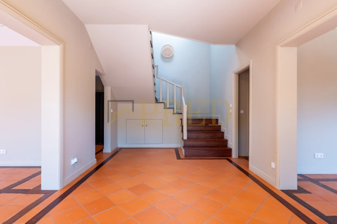 Moradia T5 para Arrendamento em Arcozelo Foto 11