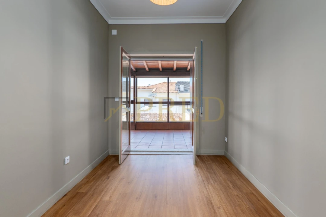 Moradia T5 para Arrendamento em Arcozelo Foto 29