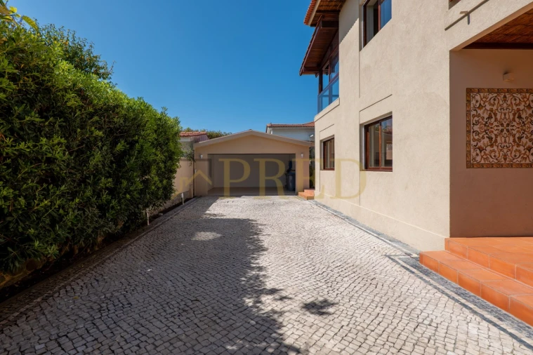 Moradia T5 para Arrendamento em Arcozelo Foto 39