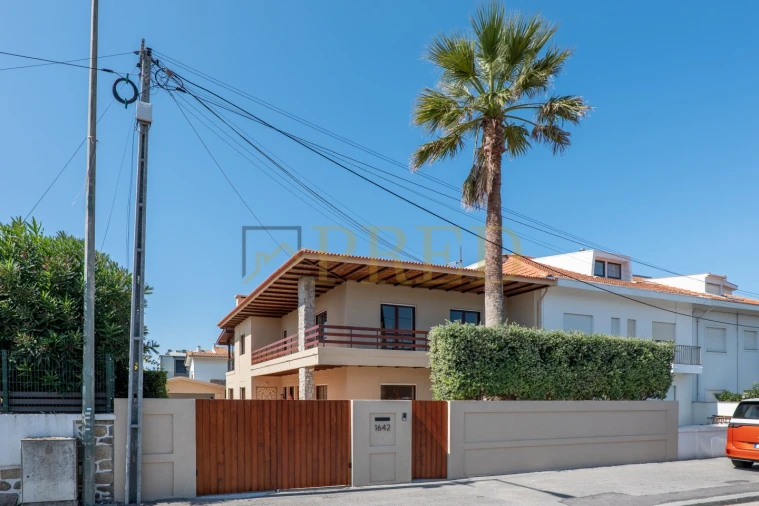 Moradia T5 para Arrendamento em Arcozelo