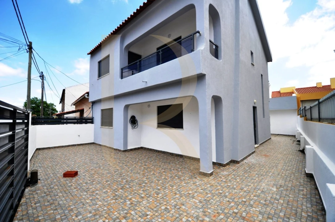 Moradia T5 para Venda em Amora Foto 1