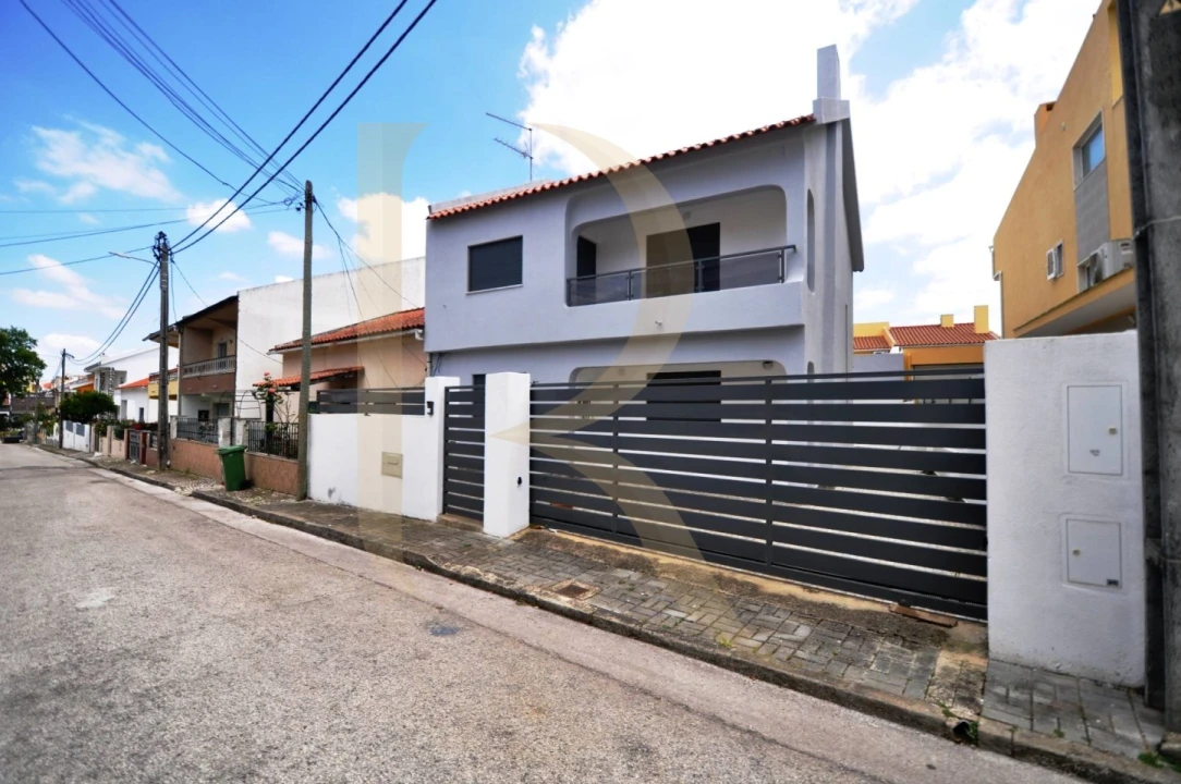 Moradia T5 para Venda em Amora Foto 24