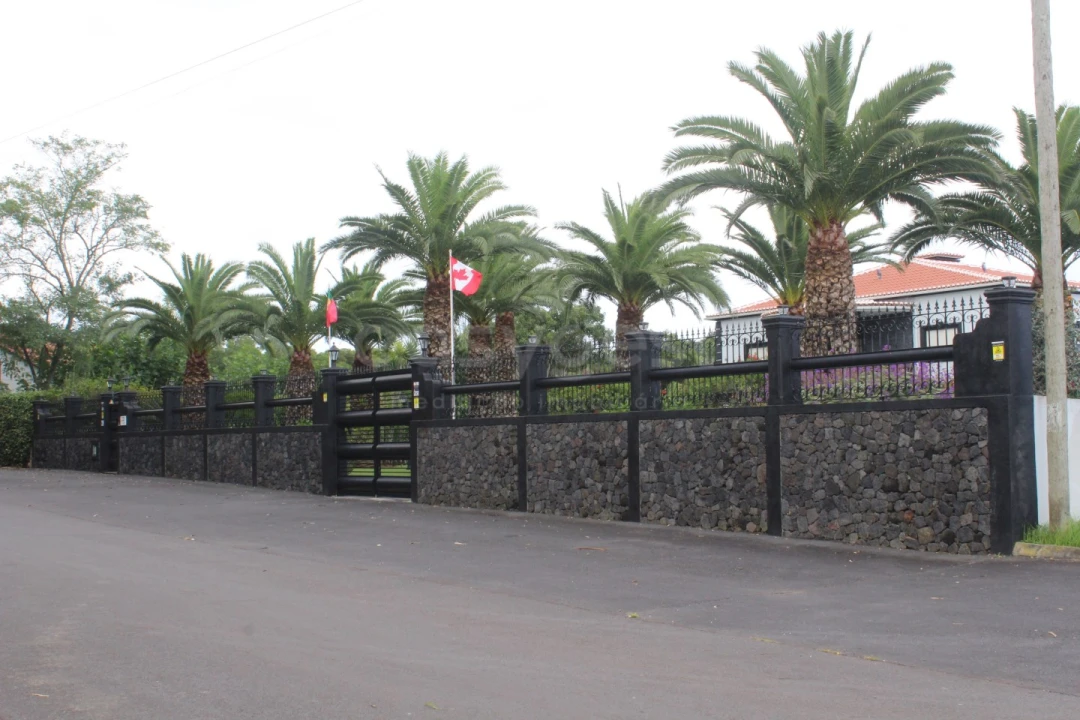 Moradia T4 para Venda em Porto Martins Foto 2