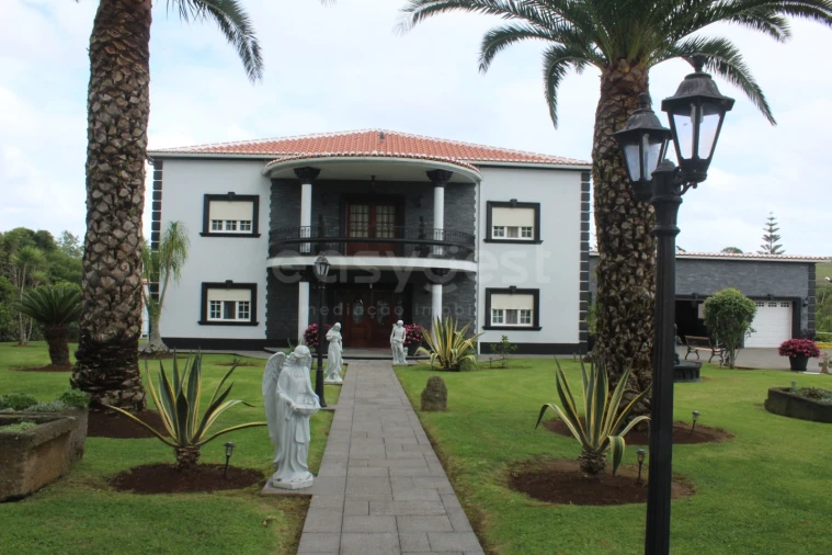 Moradia T4 para Venda em Porto Martins Foto 1