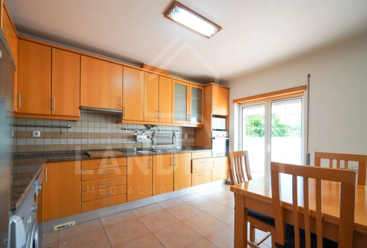 Moradia T4 para Venda em Turquel Foto 5