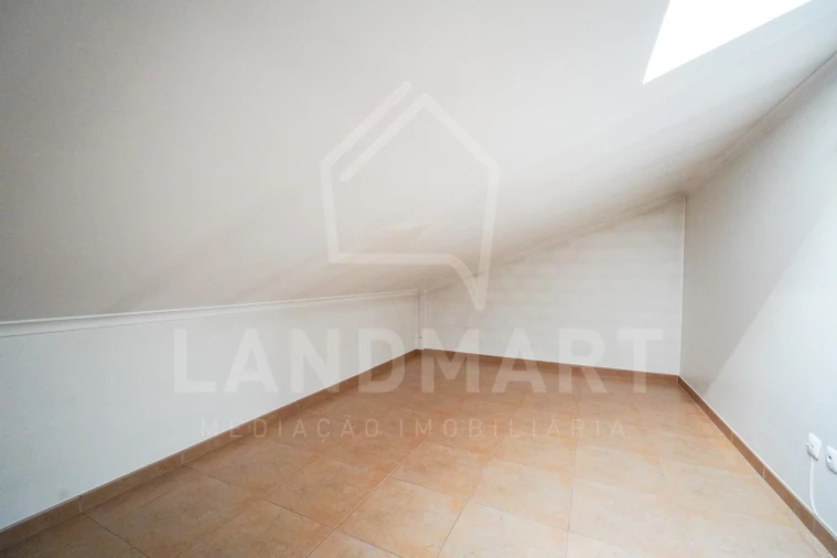 Moradia T4 para Venda em Turquel Foto 24