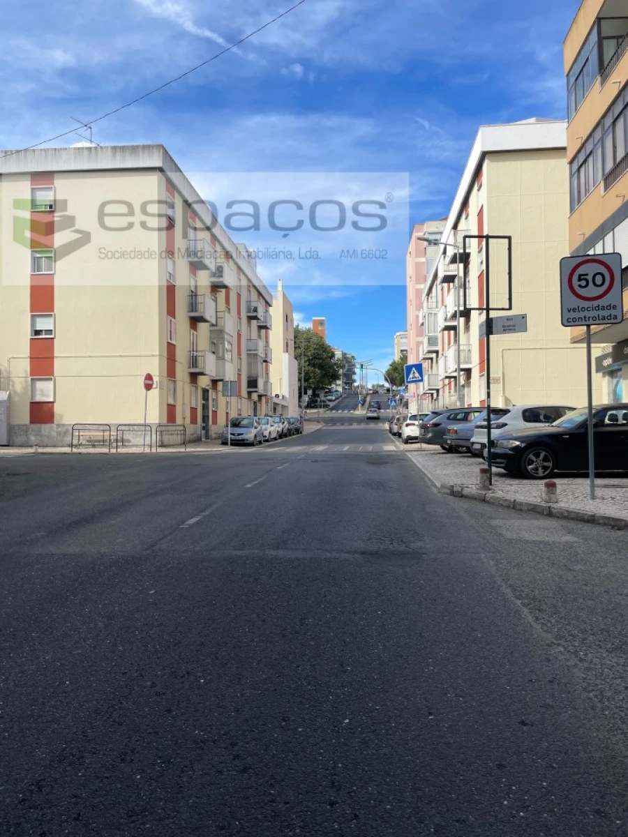 Loja para Arrendamento em Santa Iria de Azoia, São João da Talha e Bobadela Foto 5