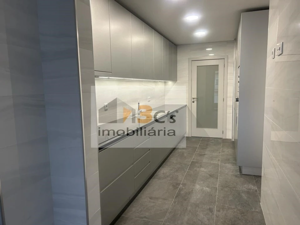 Apartamento T3 para Venda em Cedofeita, Santo Ildefonso, Sé, Miragaia, São Nicolau e Vitória Foto 3