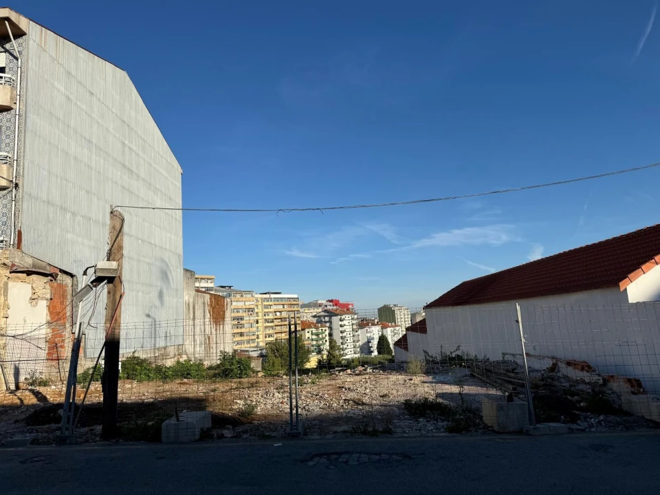 Terreno P/ Prédio para Venda em Arcozelo Foto 1