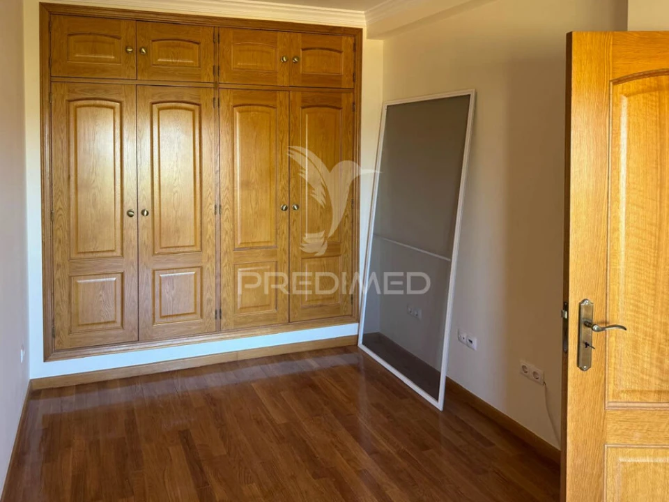 Moradia T4 para Venda em Santa Barbara de Nexe Foto 16