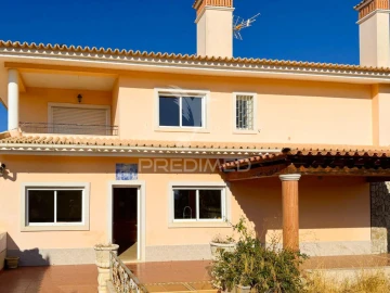 Moradia T4 para Venda em Santa Barbara de Nexe