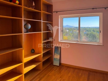 Moradia T4 para Venda em Santa Barbara de Nexe